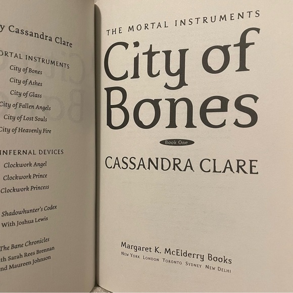 City of Bones by Cassandra Clare Book 1 of The Mortal Instruments - Picture 4 of 5